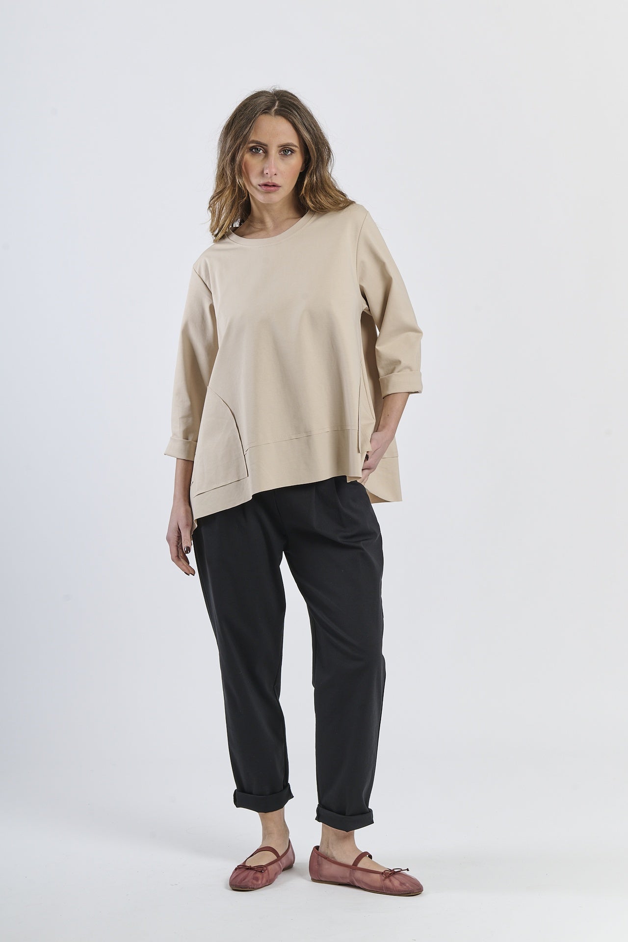 Un abito corto in tessuto fluido con maniche lunghe e una cerniera laterale.